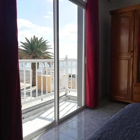 La Orilla House *